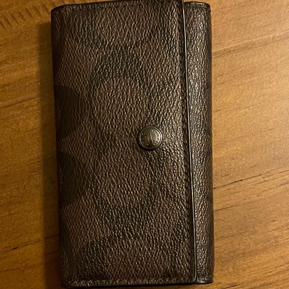 COACH KEY CASE HOLDER.